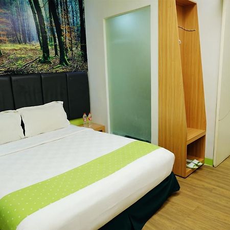 Arbor Biz Hotel Makassar Exterior foto