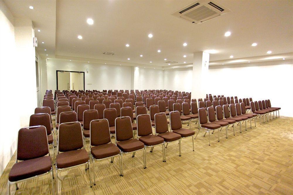Arbor Biz Hotel Makassar Exterior foto