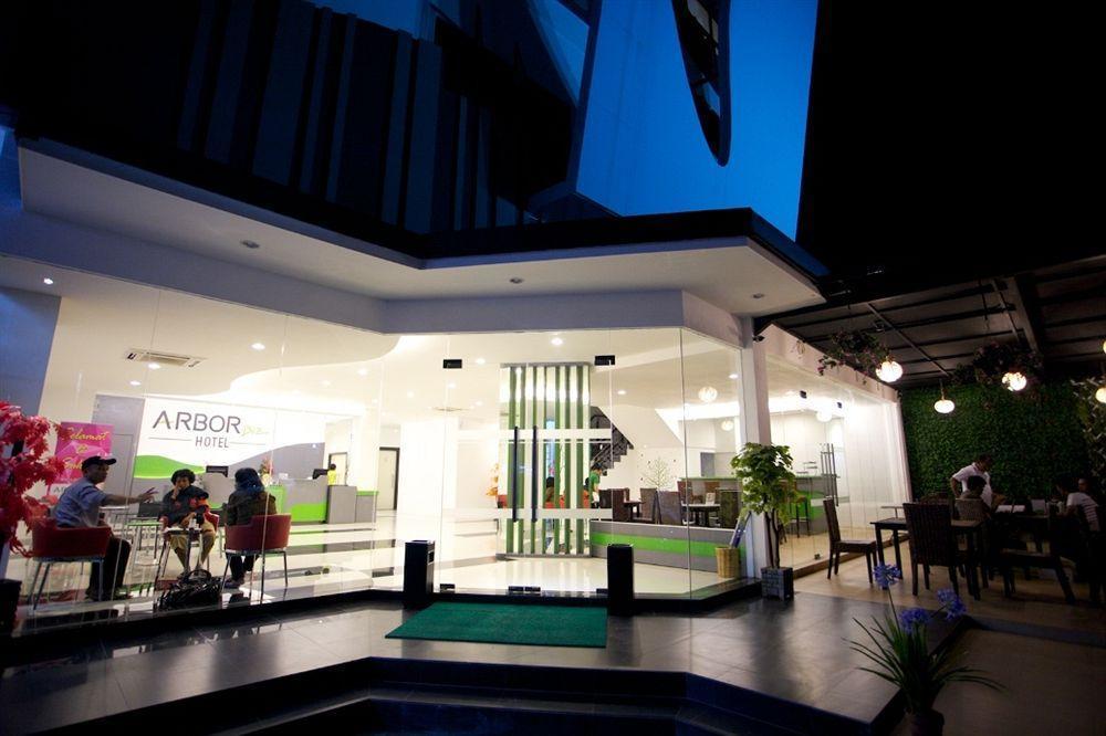 Arbor Biz Hotel Makassar Exterior foto