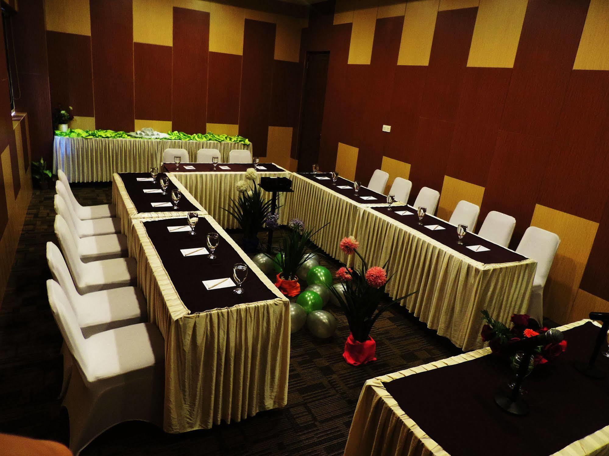 Arbor Biz Hotel Makassar Exterior foto