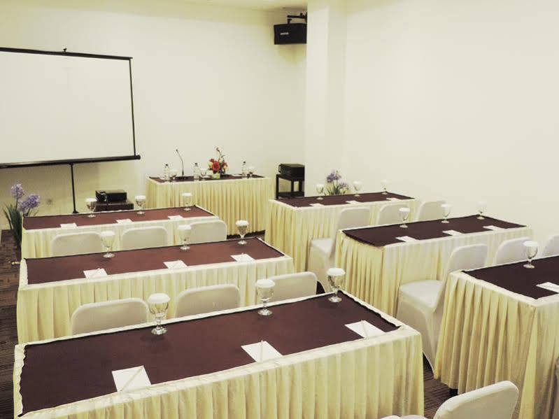 Arbor Biz Hotel Makassar Exterior foto
